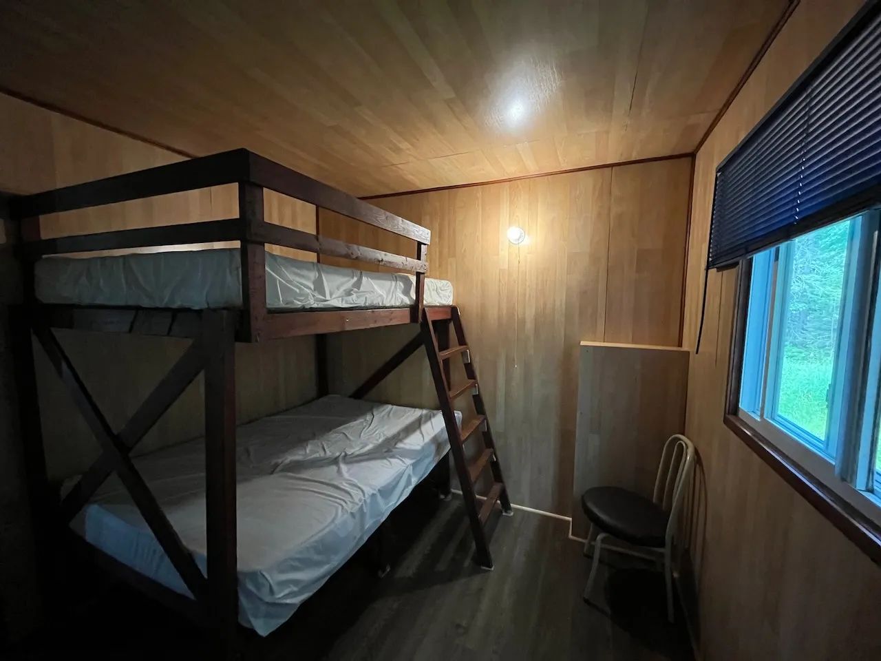 Cette chambre du chalet comprend un lit superposé en bois.