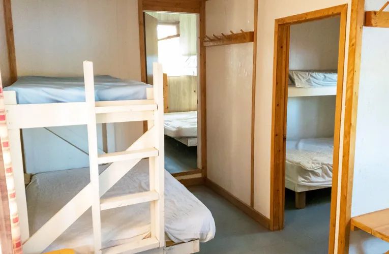 La chambre dispose de lits superposés pour accueillir vos invités.
