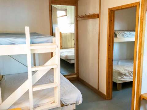 La chambre dispose de lits superposés pour accueillir vos invités.