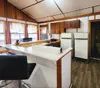 La cuisine fonctionnelle du chalet comprend un comptoir avec des sièges et des électroménagers.