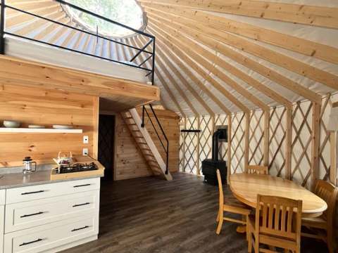 Yurt Blue Jay – Bryson Lake Lodge