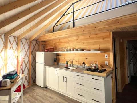 Yurt Blue Jay – Bryson Lake Lodge