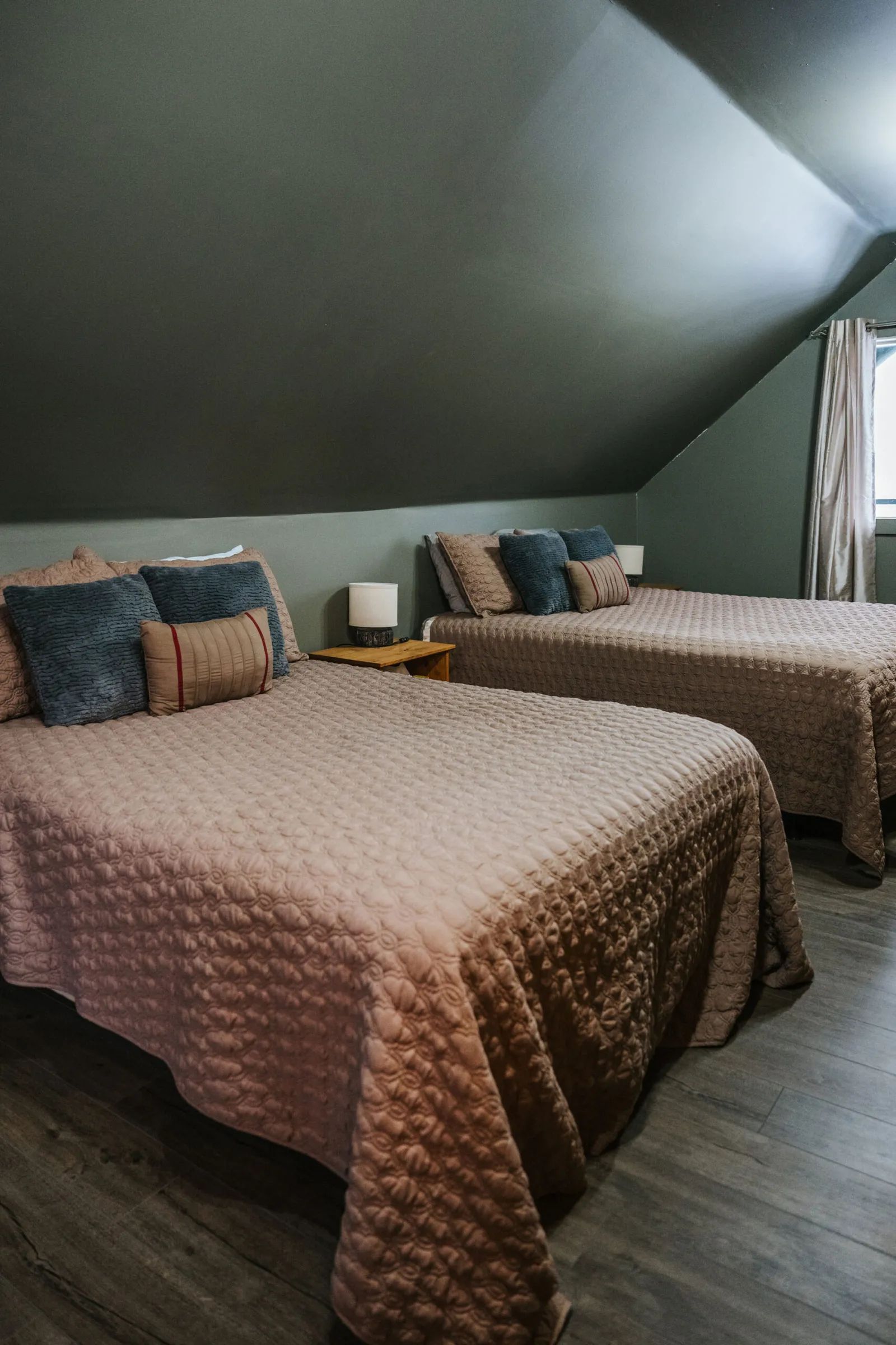 Cette chambre sous le toit dispose de deux lits confortables pour votre séjour au chalet.