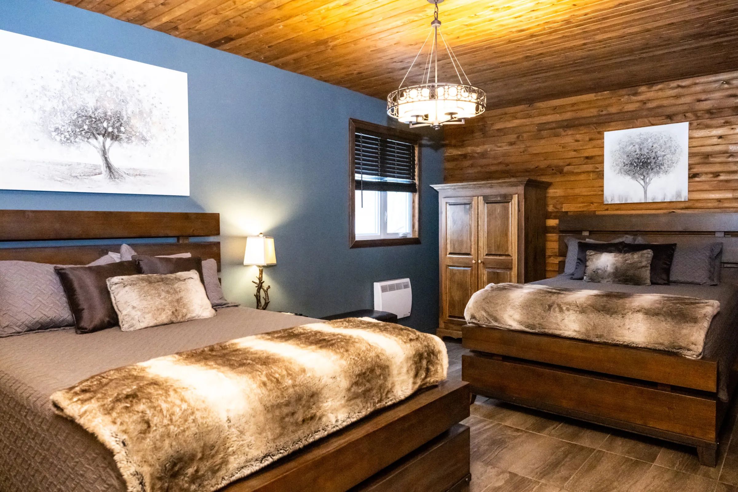 Cette chambre rustique au lodge propose deux lits confortables et un décor chaleureux.