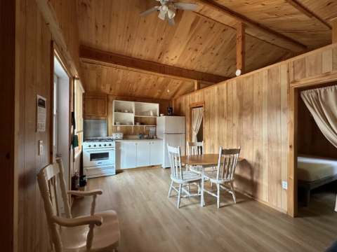 CABIN 8 – Pourvoirie Dorval Lodge
