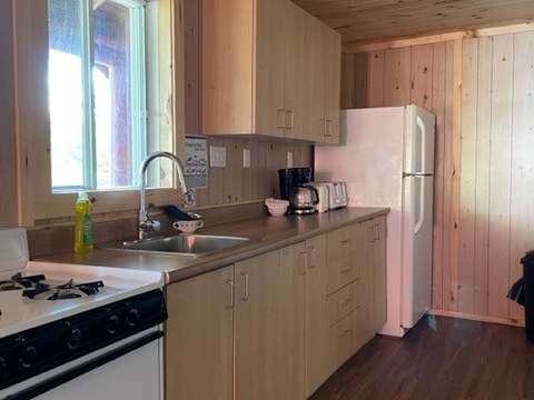 LOG CABIN – Pourvoirie Dorval Lodge
