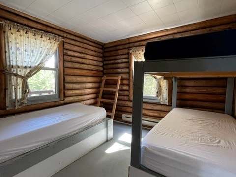 LOG CABIN – Pourvoirie Dorval Lodge