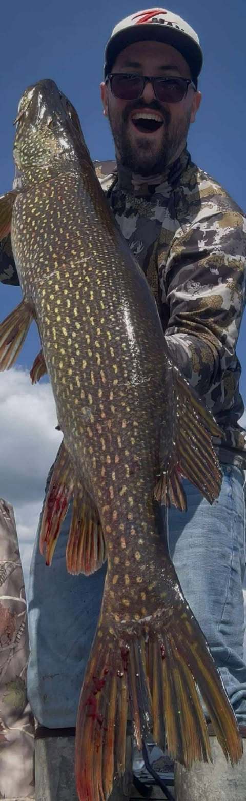 Fishing Northern pike at Pourvoirie Dorval Lodge, Abitibi-Témiscamingue, Quebec — photo 2
