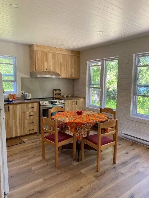 The cottage's functional and bright kitchen with its dining area.