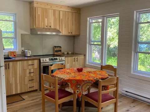 The cottage's functional and bright kitchen with its dining area.