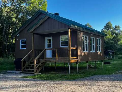 The Lièvre et de la tortue cabin is set back on a wooded lot.