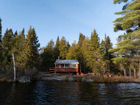 Le chalet L'Oasis se situe au bord de l'eau, entouré par la forêt.