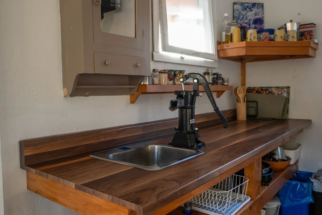 Le comptoir de cuisine du chalet est équipé d'une pompe à main fonctionnelle.