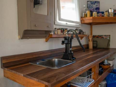 Le comptoir de cuisine du chalet est équipé d'une pompe à main fonctionnelle.