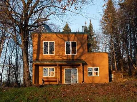 Le chalet Mirador se situe en pleine forêt, entouré d'arbres matures et de nature sauvage.