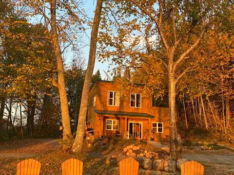 Le chalet le Mirador sous les couleurs d'automne avec son espace de détente extérieur.