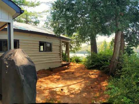 The Grand Pin cabin features a deck with a picnic table right by the lake.