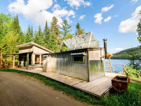 The Le Guide cabin offers a direct view of the lake with a large outdoor deck.