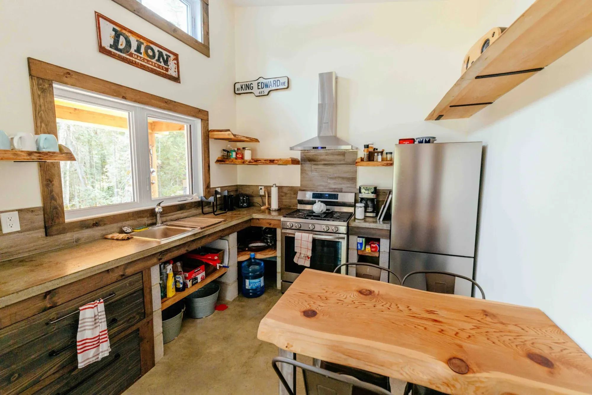 The cottage's equipped kitchen features a stove and a natural wood dining table.