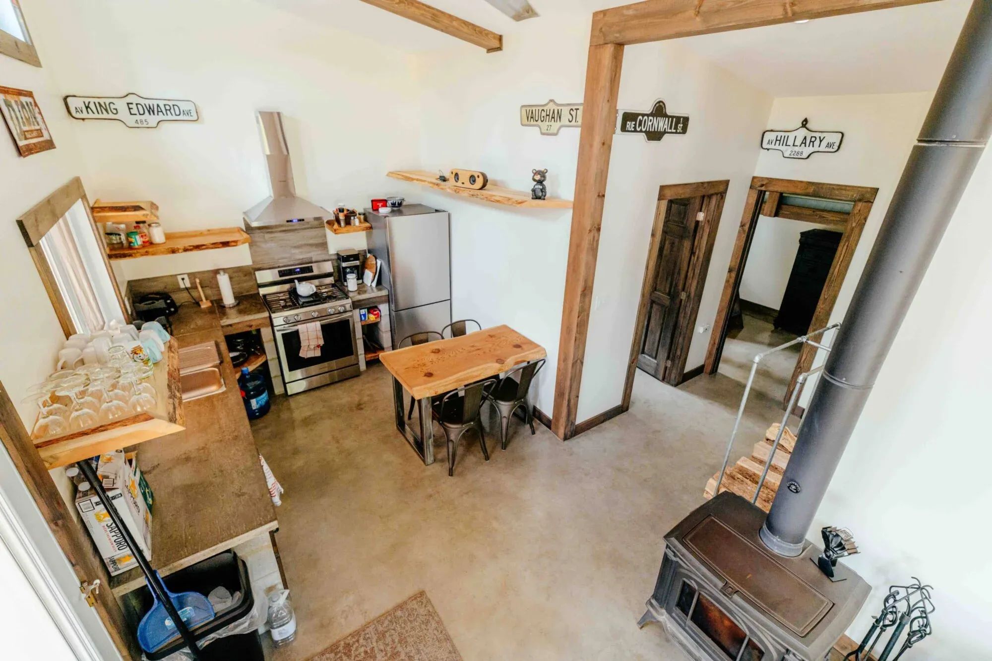 High-angle view of the fully equipped kitchen and dining area in Le Martin pêcheur cabin.