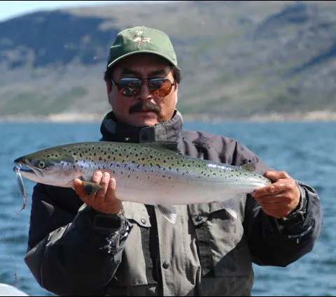 Pêche à l'omble chevalier dans l'estuaire de la rivière aux Feuilles chez Pourvoirie Johnny And Billy Cain, Nunavik, Québec