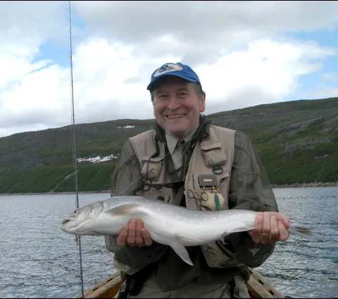 Pêcheur à la mouche en action sur le territoire chez Pourvoirie Johnny And Billy Cain, Nunavik, Québec