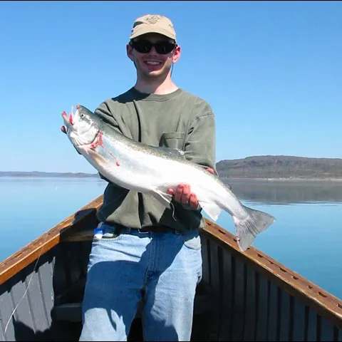 Prise d'un bel omble chevalier arctique chez Pourvoirie Johnny And Billy Cain, Nunavik, Québec