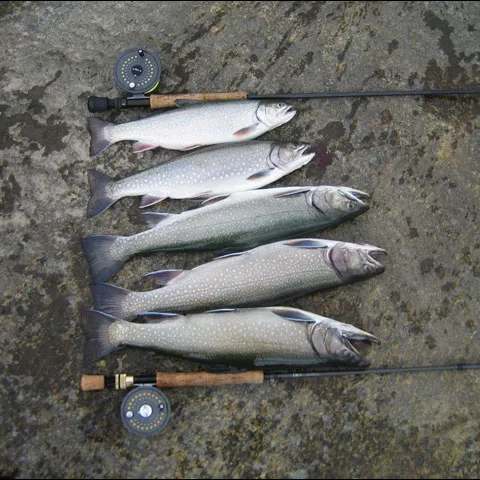 Expédition de pêche en canot à moteur avec guide inuit chez Pourvoirie Johnny And Billy Cain, Nunavik, Québec