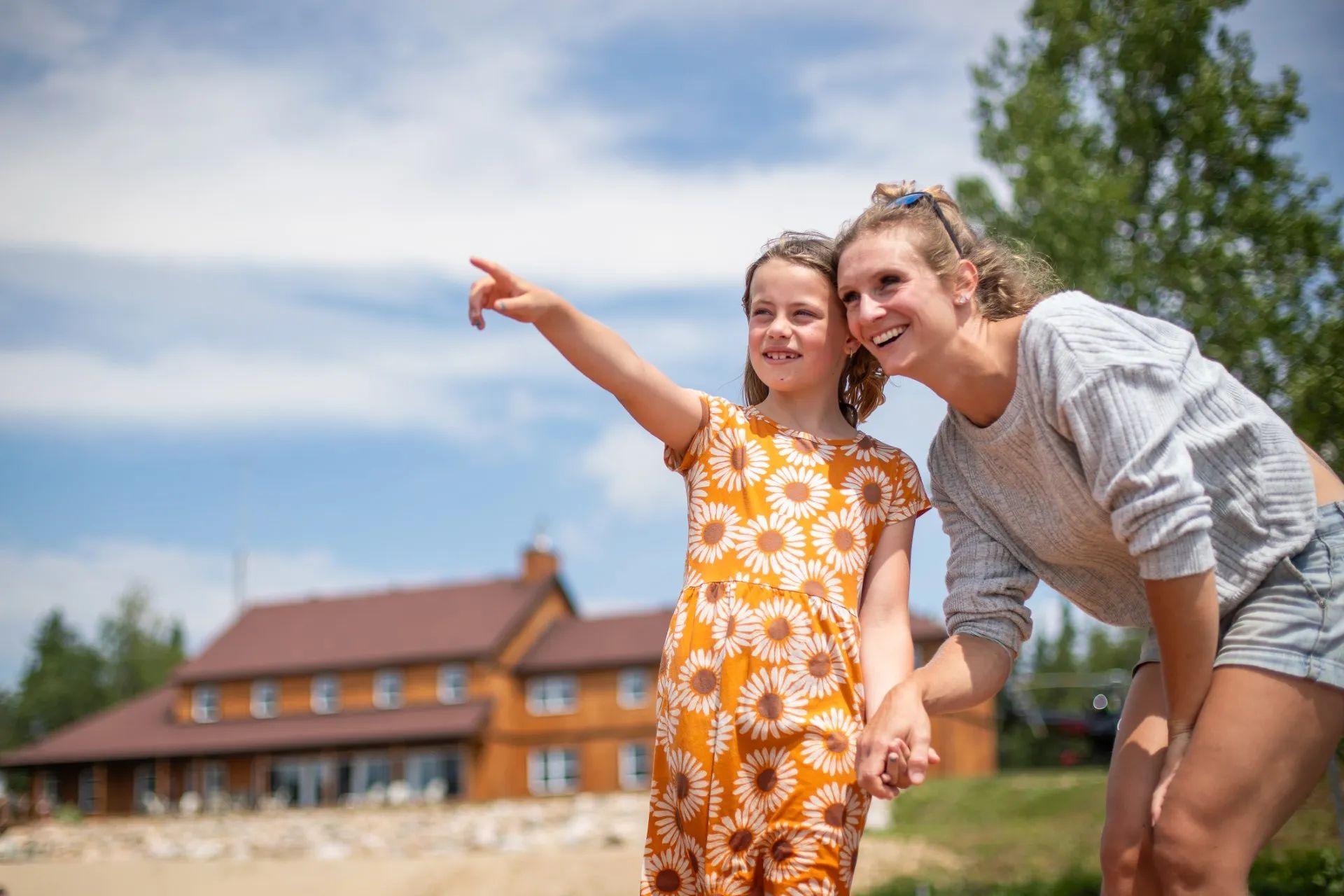 Une mère et sa fille devant l'auberge lors d'un séjour en famille.