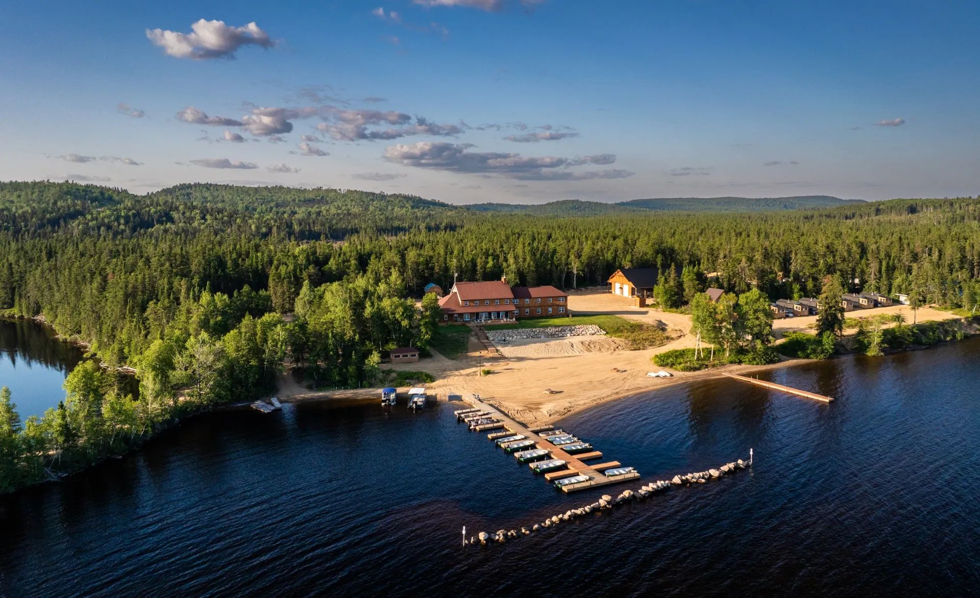 Vue aérienne de l'auberge et de ses quais situés au bord de l'eau.
