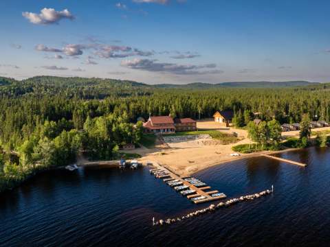 Vue aérienne de l'auberge et de ses quais situés au bord de l'eau.