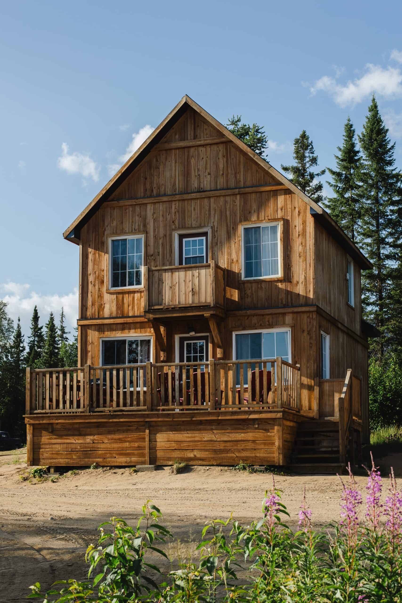 Exterior view of the Colibri cottage with its balcony and wooden deck.