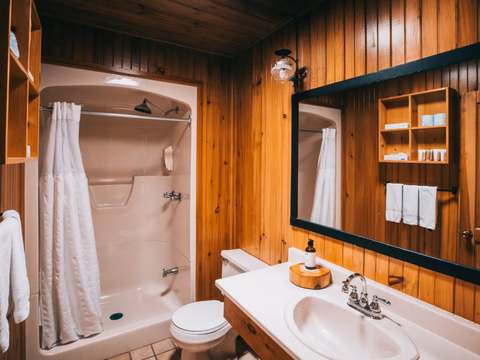 DES PINS CABIN – Kenauk Nature