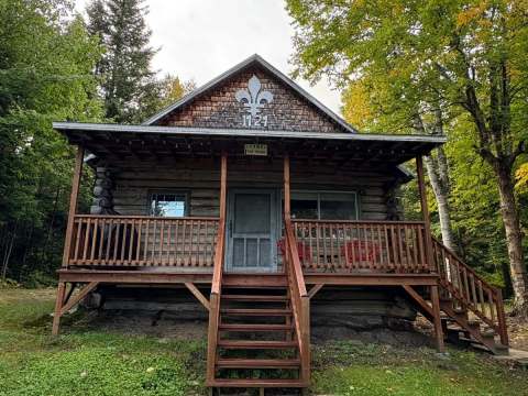Round-log cabin – L'Association des Amis de la Forêt du Lac Anais