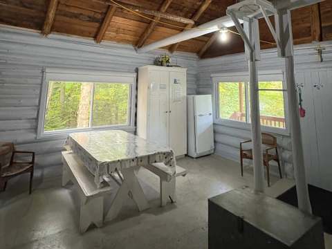 Round-log cabin – L'Association des Amis de la Forêt du Lac Anais