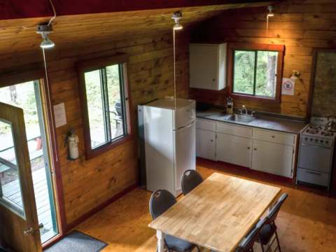Bec-Scie Cabin – La Pourvoirie Chez Farrar