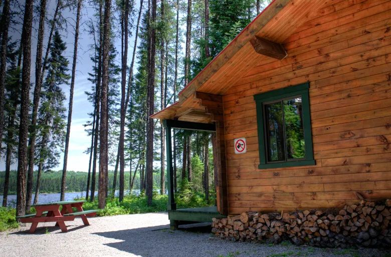 Corbeau Cabin — La Pourvoirie Chez Farrar – La Pourvoirie Chez Farrar