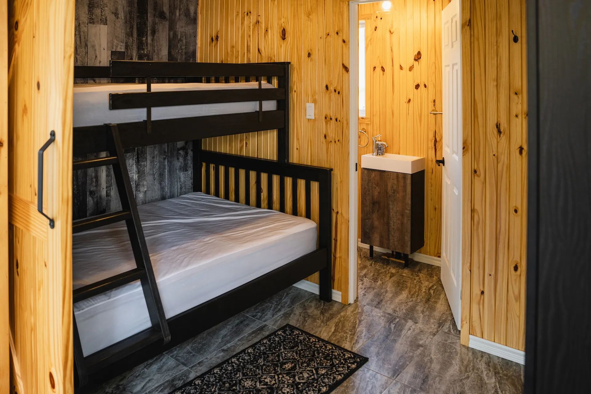 Neptune Cabin — La Pourvoirie Chez Farrar – La Pourvoirie Chez Farrar