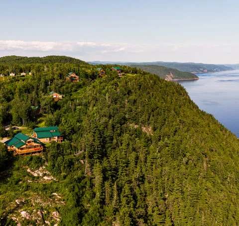 Auberge du Cap au Leste nichée dans la nature boréale chez La Pourvoirie du Cap au Leste, Saguenay-Lac-Saint-Jean, Québec