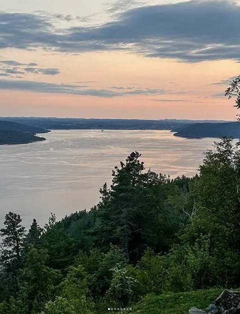 Ambiance au bord du fjord chez La Pourvoirie du Cap au Leste, Saguenay-Lac-Saint-Jean, Québec