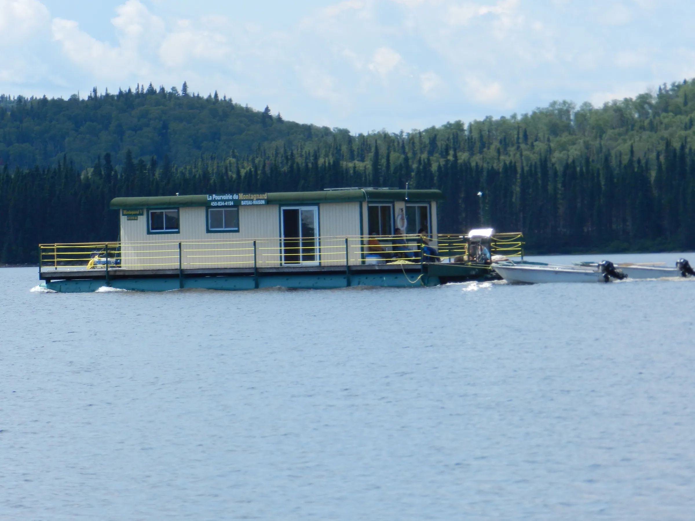 Houseboat Houseboats — La Pourvoirie du Montagnard – La Pourvoirie du Montagnard