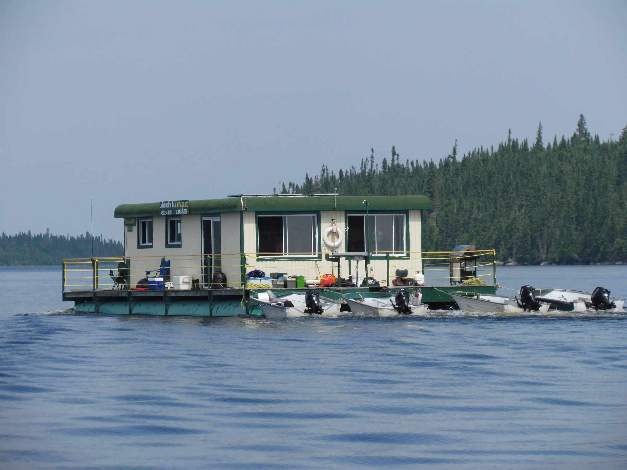 Houseboat Houseboats — La Pourvoirie du Montagnard – La Pourvoirie du Montagnard