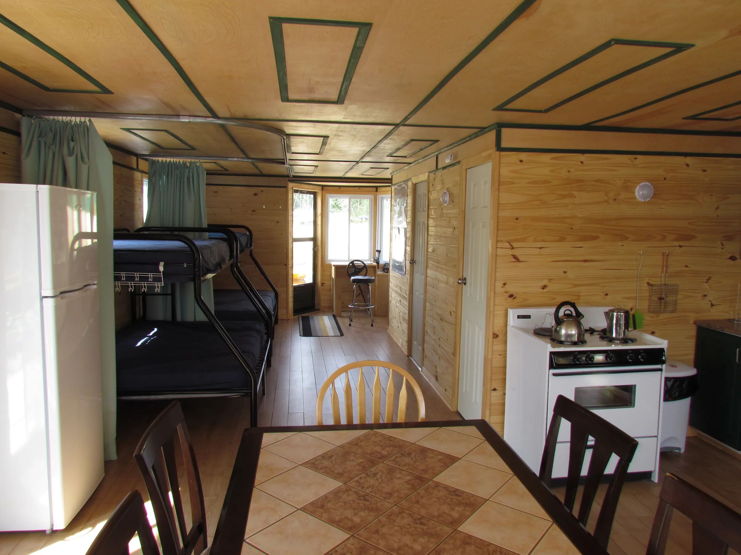 Houseboat Houseboats — La Pourvoirie du Montagnard – La Pourvoirie du Montagnard