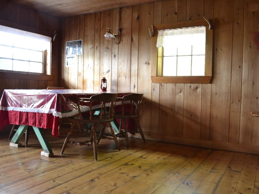 Chalet Frontière — Pourvoirie du Lac Portage – Pourvoirie du Lac Portage