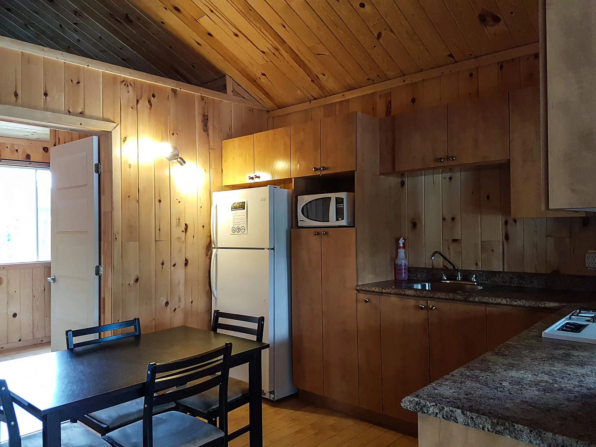 Cabin Coyote — Le Domaine des Huards – Le Domaine des Huards