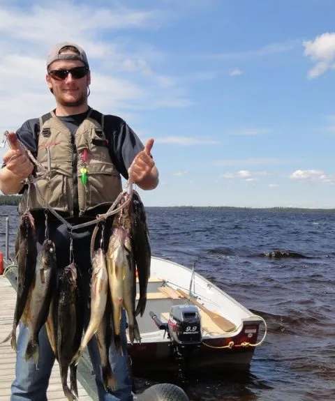 Souvenir de pêche sur l'eau chez Le Domaine Poutrincourt, Saguenay-Lac-Saint-Jean, Québec