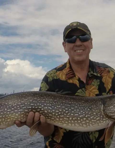 Alan Avrich avec sa capture chez Le Domaine Poutrincourt, Saguenay-Lac-Saint-Jean, Québec