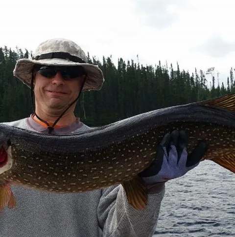 Dave Anderson et sa prise de doré chez Le Domaine Poutrincourt, Saguenay-Lac-Saint-Jean, Québec