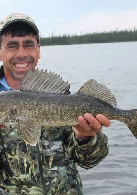 Alan Tucker fier de sa prise chez Le Domaine Poutrincourt, Saguenay-Lac-Saint-Jean, Québec