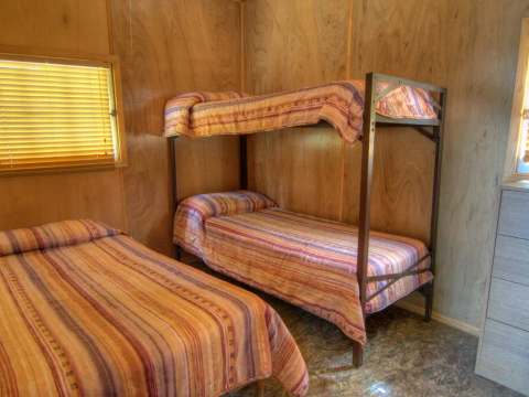 Cette chambre du chalet comprend un lit simple et un lit superposé avec literie incluse.